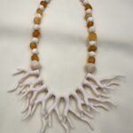 Honey Coral Dream-Statement Κολιέ με Λευκό Κοράλλι και Μελί Χάντρες Αχάτη Χαολίτη