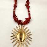 Sol Rouge – Χειροποίητο Κολιέ με Κόκκινα κοράλια & Χρυσό Ήλιο