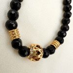 Black Muse agate-Κολιέ με μαύρο αχάτη και χρυσή μπίλια μενταγιόν