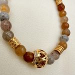 Beige Muse agate-Κολιέ με μπεζ-καφέ αχάτη και χρυσή μπίλια μενταγιόν