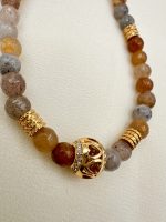 Beige Muse agate-Κολιέ με μπεζ-καφέ αχάτη και χρυσή μπίλια μενταγιόν