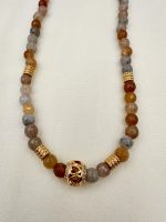 Beige Muse agate-Κολιέ με μπεζ-καφέ αχάτη και χρυσή μπίλια μενταγιόν - Image 2