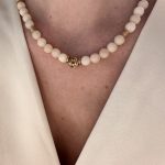 Ivory  Muse agate-Κολιέ με ιβουαρ αχάτη και χρυσή μπίλια μενταγιόν