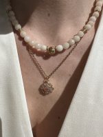 Ivory  Muse agate-Κολιέ με ιβουαρ αχάτη και χρυσή μπίλια μενταγιόν - Image 2